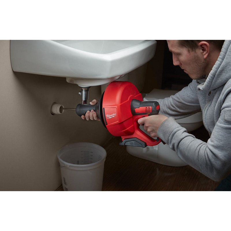 Аккумуляторная прочистная машина Milwaukee M12 BDC6-202C (Li-Ion 2Ач) – фото №1 Аккумуляторная прочистная машина Milwaukee M12 BDC6-202C (Li-Ion 2Ач) – №1