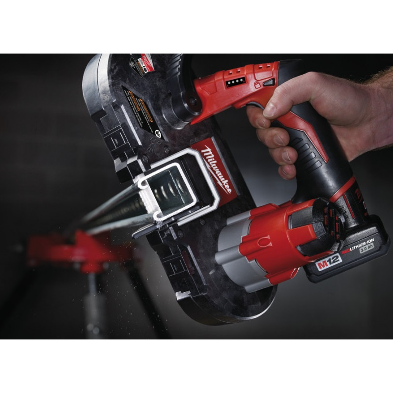 Аккумуляторная ленточная пила Milwaukee M12 BS-402C (2х4,0 Ач) – фото №2 Аккумуляторная ленточная пила Milwaukee M12 BS-402C (2х4,0 Ач) – №2