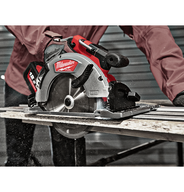 Аккумуляторная циркулярная пила Milwaukee M18 FCSG66-121C FUEL – фото №1 Аккумуляторная циркулярная пила Milwaukee M18 FCSG66-121C FUEL – №1