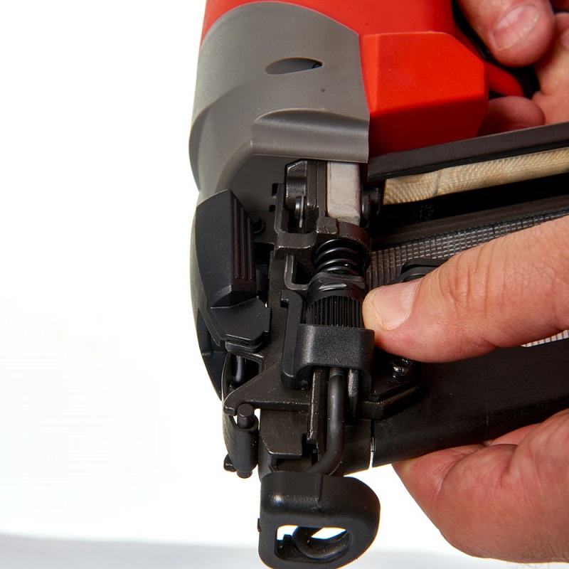 Аккумуляторный гвоздезабиватель Milwaukee M18 CN16GA-202X FUEL (2х2,0 Ач) – фото №4 Аккумуляторный гвоздезабиватель Milwaukee M18 CN16GA-202X FUEL (2х2,0 Ач) – №4