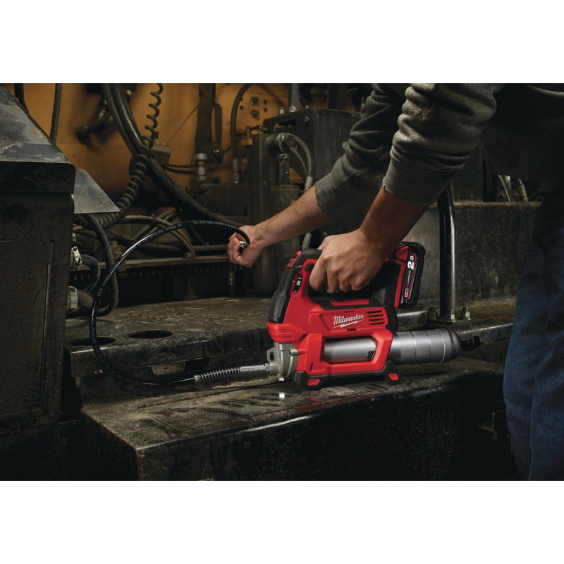 Аккумуляторный смазочный пистолет Milwaukee M18 GG-201C (Li-Ion 2Ач) – фото №4 Аккумуляторный смазочный пистолет Milwaukee M18 GG-201C (Li-Ion 2Ач) – №4