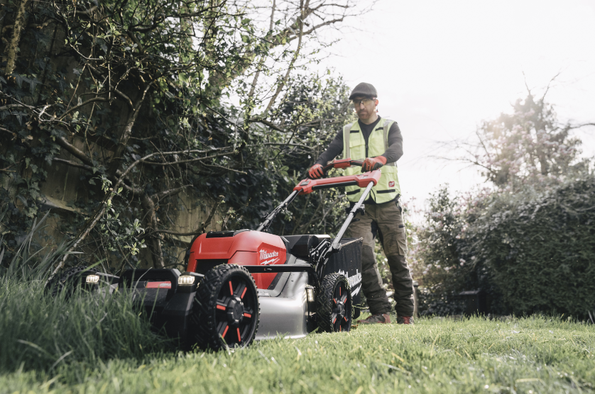 Аккумуляторная самоходная газонокосилка Milwaukee M18F2LM53-122 (2х12,0 Ач) – фото №6 Аккумуляторная самоходная газонокосилка Milwaukee M18F2LM53-122 (2х12,0 Ач) – №6