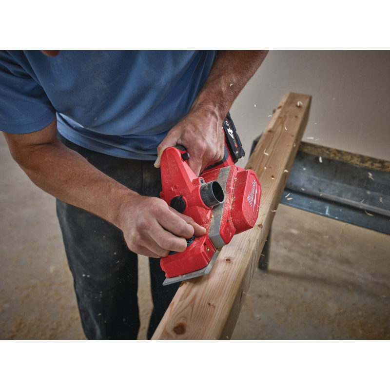 Аккумуляторный рубанок Milwaukee M18 BP-402C (Li-Ion 4 Ач) – фото №2 Аккумуляторный рубанок Milwaukee M18 BP-402C (Li-Ion 4 Ач) – №2