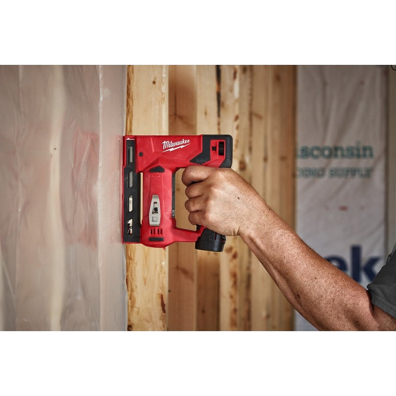 Аккумуляторный степлер Milwaukee M12 BST-202X (2х2,0 Ач) – №4
