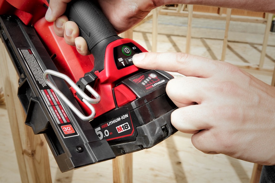 Аккумуляторный гвоздезабиватель Milwaukee M18 FFN-502C (2х5,0 Ач) – №1