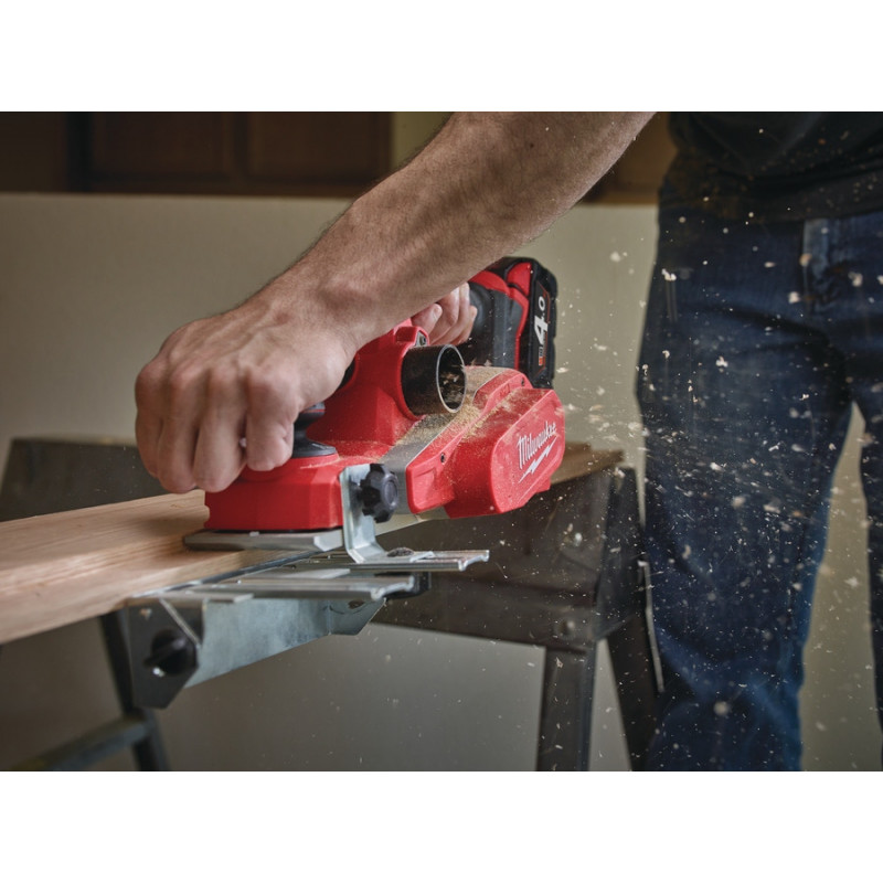 Аккумуляторный рубанок Milwaukee M18 BP-402C (Li-Ion 4 Ач) – фото №3 Аккумуляторный рубанок Milwaukee M18 BP-402C (Li-Ion 4 Ач) – №3