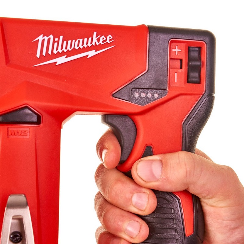 Аккумуляторный степлер Milwaukee M12 BST-202X (2х2,0 Ач) – фото №3 Аккумуляторный степлер Milwaukee M12 BST-202X (2х2,0 Ач) – №3