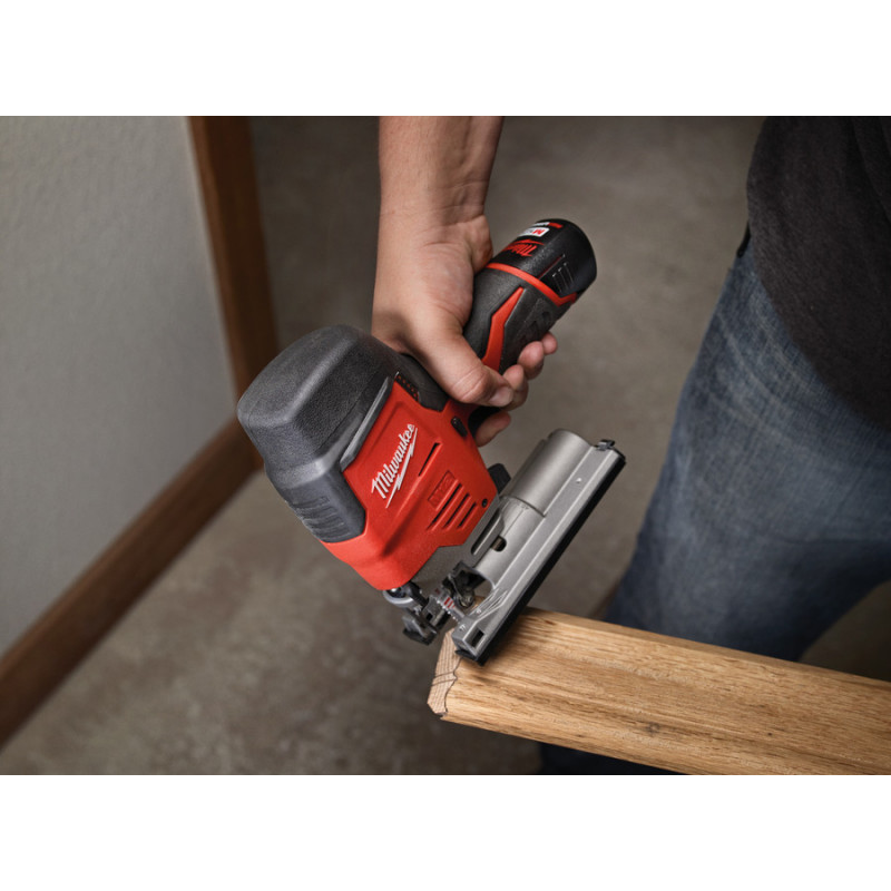 Аккумуляторный лобзик Milwaukee M12 JS-402B (Li-Ion 4 Ач) – фото №3 Аккумуляторный лобзик Milwaukee M12 JS-402B (Li-Ion 4 Ач) – №3