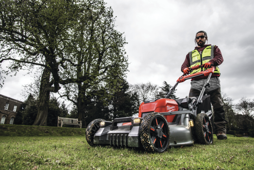 Аккумуляторная самоходная газонокосилка Milwaukee M18F2LM53-122 (2х12,0 Ач) – фото №5 Аккумуляторная самоходная газонокосилка Milwaukee M18F2LM53-122 (2х12,0 Ач) – №5